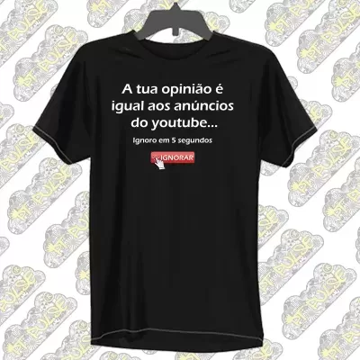 T-shirt preta com texto humorístico em branco e vermelho