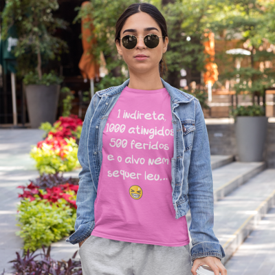 Pessoa com T-shirt rosa com texto em branco e casaco de ganga azul claro ao ar livre
