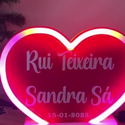 Luminária em forma de coração vermelha com nomes e data iluminada