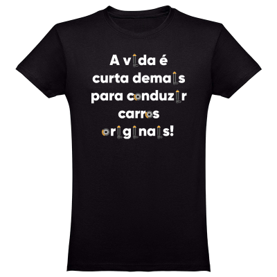 T-shirt preta com texto branco e imagens decorativas nas letras.