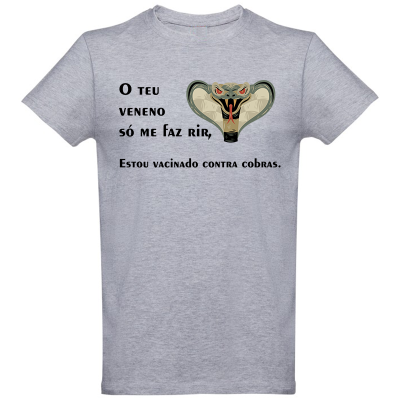 T-shirt cinzenta com estampa da cabeça de uma cobra e texto em português.