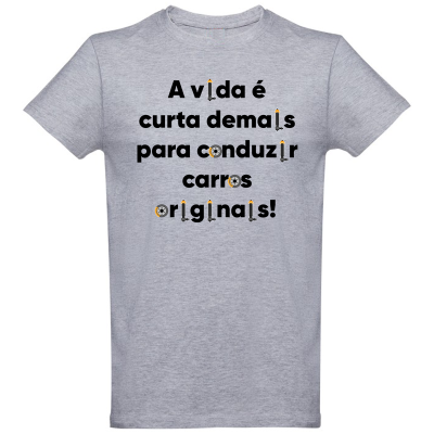 T-shirt cinzenta com texto em português e gráficos de peças de automóvel.