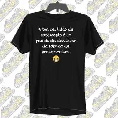 T-shirt preta com texto branco em português e emoji, pendurada em cabide, fundo com padrão PT PULSE
