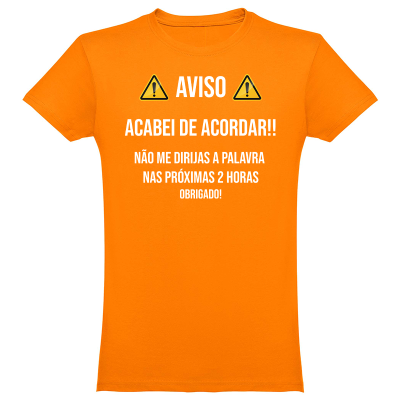 T-shirt laranja com texto e símbolos de aviso.
