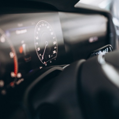 Painel digital de instrumentos de carro com velocímetro e outros mostradores