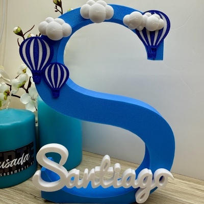 Letra decorativa azul com balões e nuvens e nome Santiago