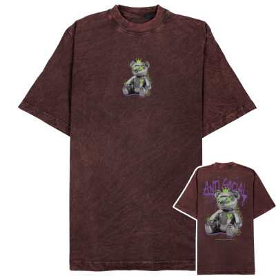 T-shirt castanha escura com estampa de urso cinzento com olhos em cruz e coroa verde