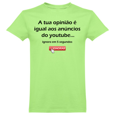 T-shirt verde claro com texto humorístico em preto e botão vermelho ilustrado