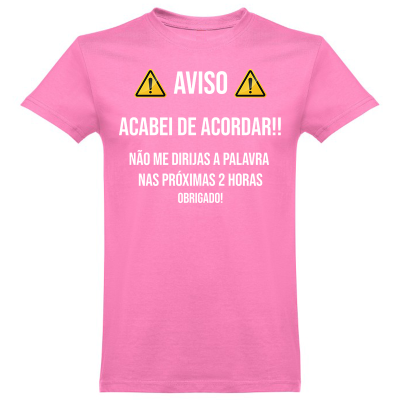 T-shirt rosa com texto branco e símbolos de aviso pretos e amarelos