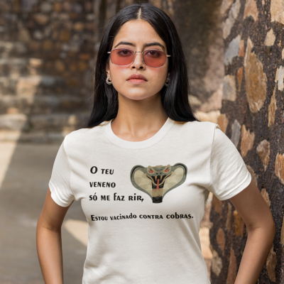 Mulher de cabelo preto usando camiseta branca estampada com uma cobra e texto em português.