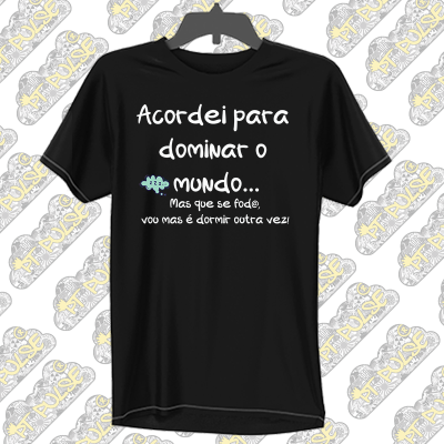 T-shirt preta com texto humorístico em branco e azul pendurada num cabide preto