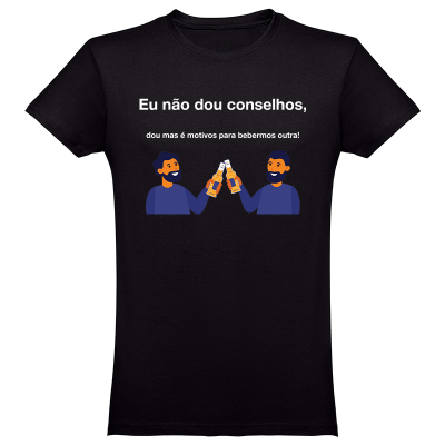 T-shirt preta com texto branco e ilustração de duas pessoas a brindar.