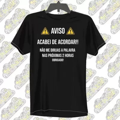 T-shirt preta com texto de aviso em branco e amarelo pendurada num cabide preto
