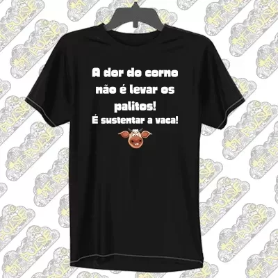 T-shirt preta com texto em português e imagem de vaca colorida