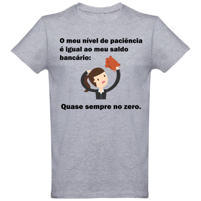 T-shirt cinzenta com texto e ilustração humorística