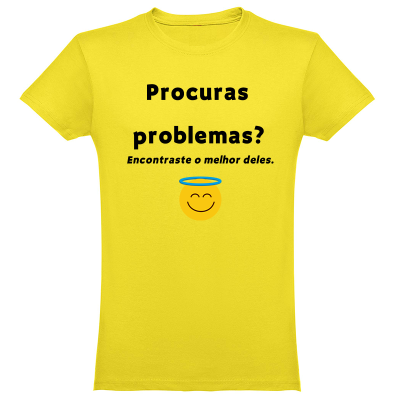T-shirt amarela com texto humorístico e emoji sorridente com auréola.