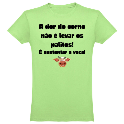 T-shirt verde clara com texto preto e ilustração de vaca