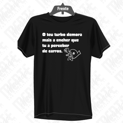 T-shirt preta com texto e desenho branco de turbo e personagem