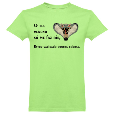T-shirt verde clara com texto e desenho de cabeça de cobra
