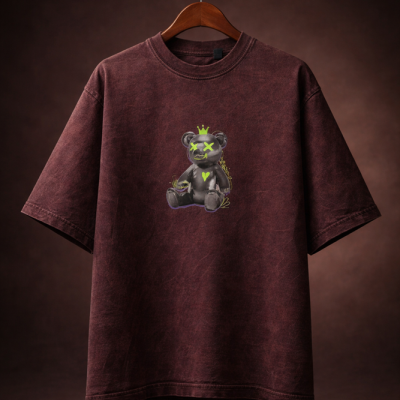 T-shirt castanho escuro com estampa de urso preto e detalhes verdes