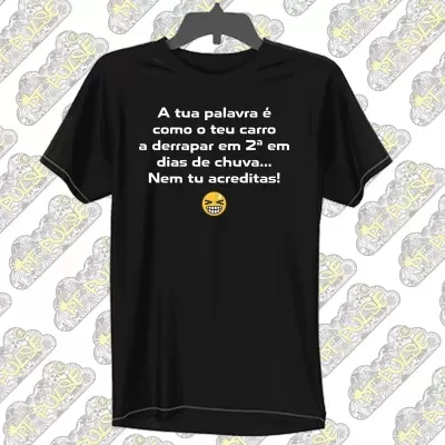 T-shirt preta com texto e emoji pendurada