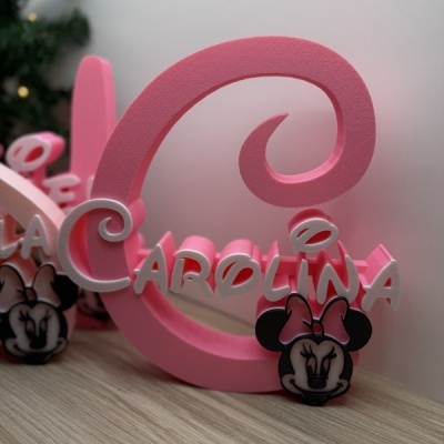 Letra decorativa cor-de-rosa com nome CAROLINA em espuma e figura da Minnie