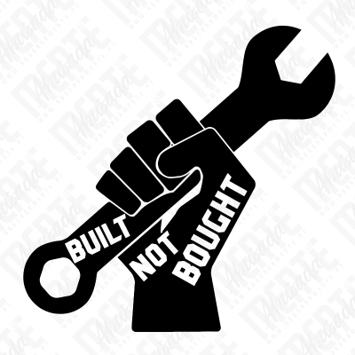 Símbolo de punho segurando chave inglesa com texto BUILT NOT BOUGHT