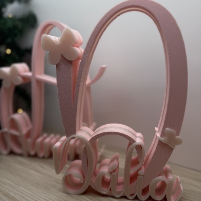 Letra decorativa rosa com borboletas brancas