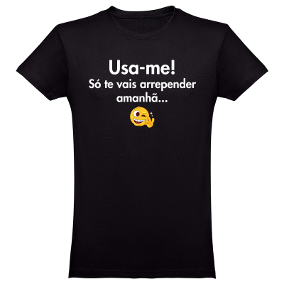 T-shirt preta com texto e emoji frontal