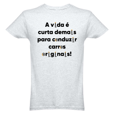 T-shirt cinzenta clara com texto preto e ícones decorativos.