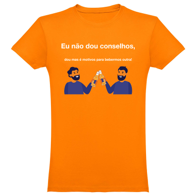 T-shirt laranja com texto e ilustração frontal de dois homens a brindar