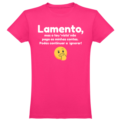 T-shirt rosa com texto branco e emoji de rosto pensativo.