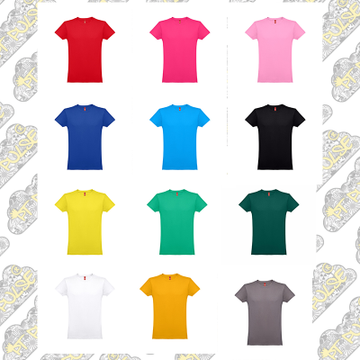 Doze t-shirts de algodão em várias cores sólidas sem estampas, dispostas em grade sobre fundo branco