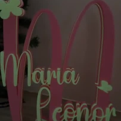 Decoração em EVA rosa com nome Maria Leonor sobre superfície de madeira