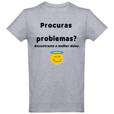 T-shirt cinza com texto e emoji na frente