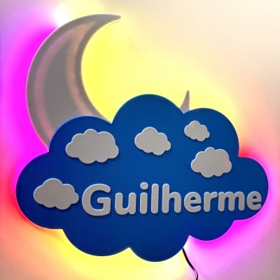 Luz de parede azul em forma de nuvem com nome Guilherme e nuvens brancas iluminada por luz colorida