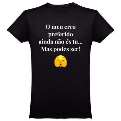 T-shirt preta com texto branco e emoji cobrindo o rosto