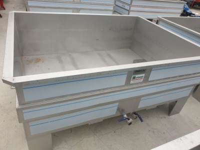 Tanque industrial metálico cinzento com torneira azul e placa TORINILUX