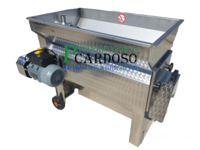 Máquina industrial em metal prateado com motor elétrico e aviso vermelho