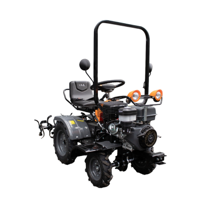 Trator agrícola preto com banco cinza e luzes laranja