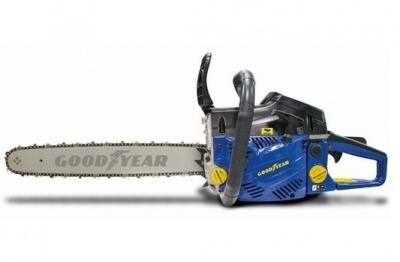 Motosserra azul e preta com lâmina cinza e corrente