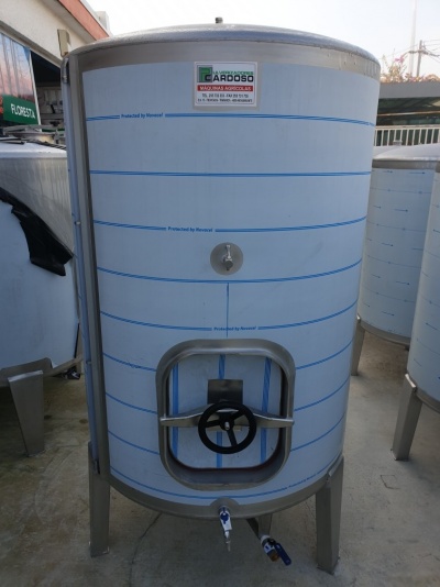 Tanque branco cilíndrico com linhas azuis e torneiras na base