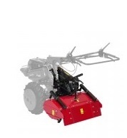 Acessório agrícola vermelho com estrutura preta acoplado a máquina desfocada