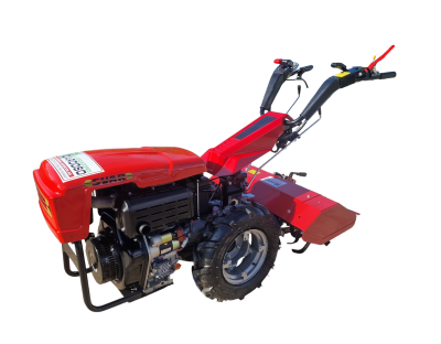 Trator agrícola motorizado vermelho com rodas pretas em fundo branco