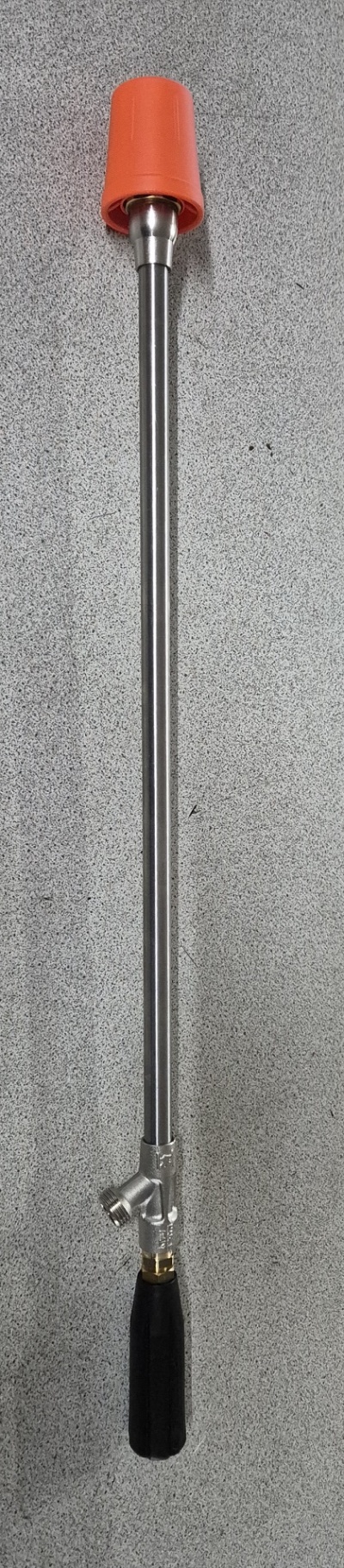 Ferramenta metálica com cabo preto e tampa laranja sobre superfície cinza