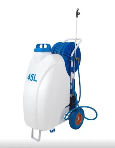 Pulverizador de 45 litros branco com rodas azuis e mangueira azul.