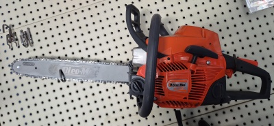 Motosserra laranja e preta com lâmina metálica sobre superfície perfurada branca