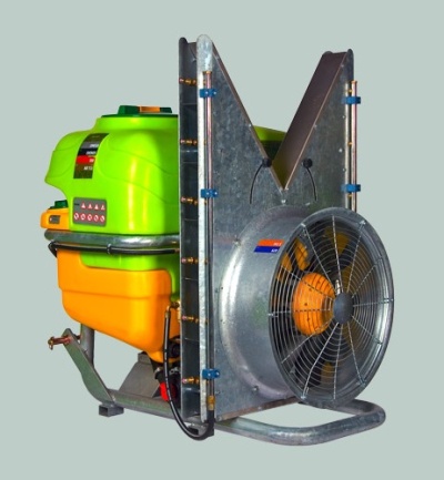 Pulverizador agrícola verde e amarelo com ventoinha metálica