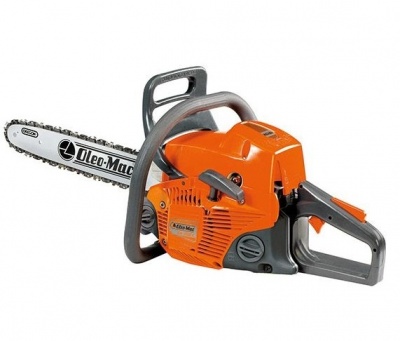 Motosserra Oleo-Mac laranja e cinzenta com barra metálica e corrente