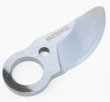 Lâmina metálica pequena prateada com código gravado e abertura circular